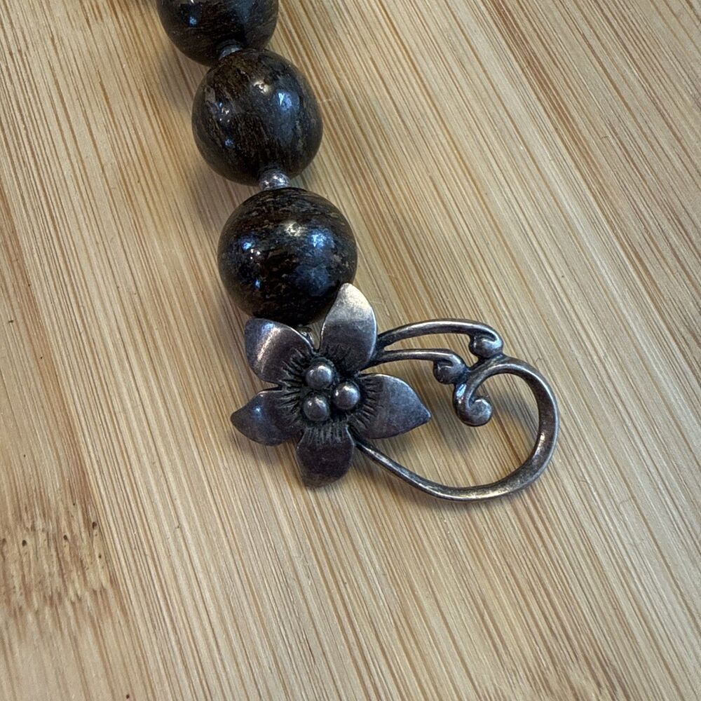 BROWN BEAD BRACELET WITH SILVER FLOWER CLASP UNBRANDED - Picture 4 of 6